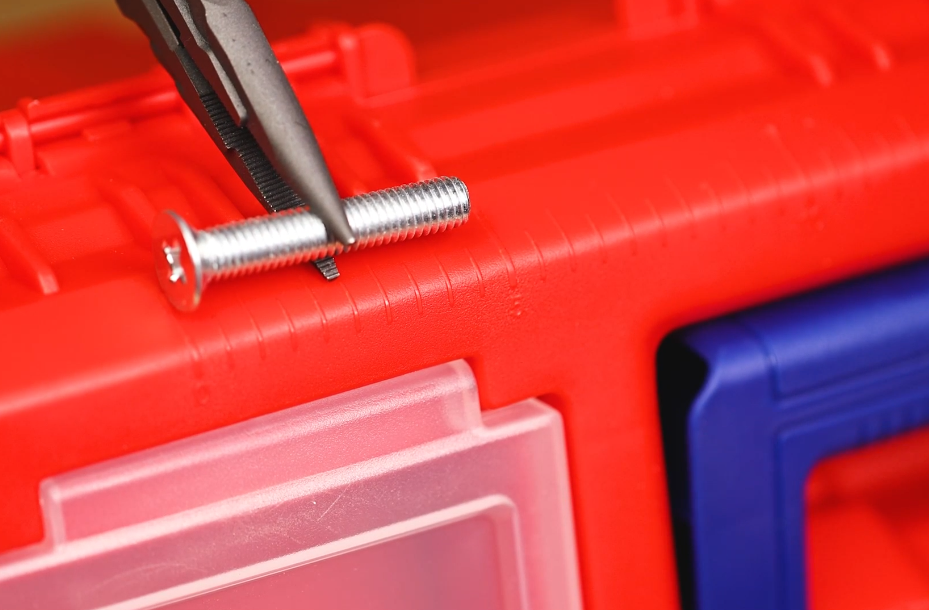 Boîte à outils en plastique EMTOP 14" Charge maximale 10Kg Boucle en métal Poignée haute résistance Couvercle supérieur avec trois zones de rangement Contient 1 plateau en plastique