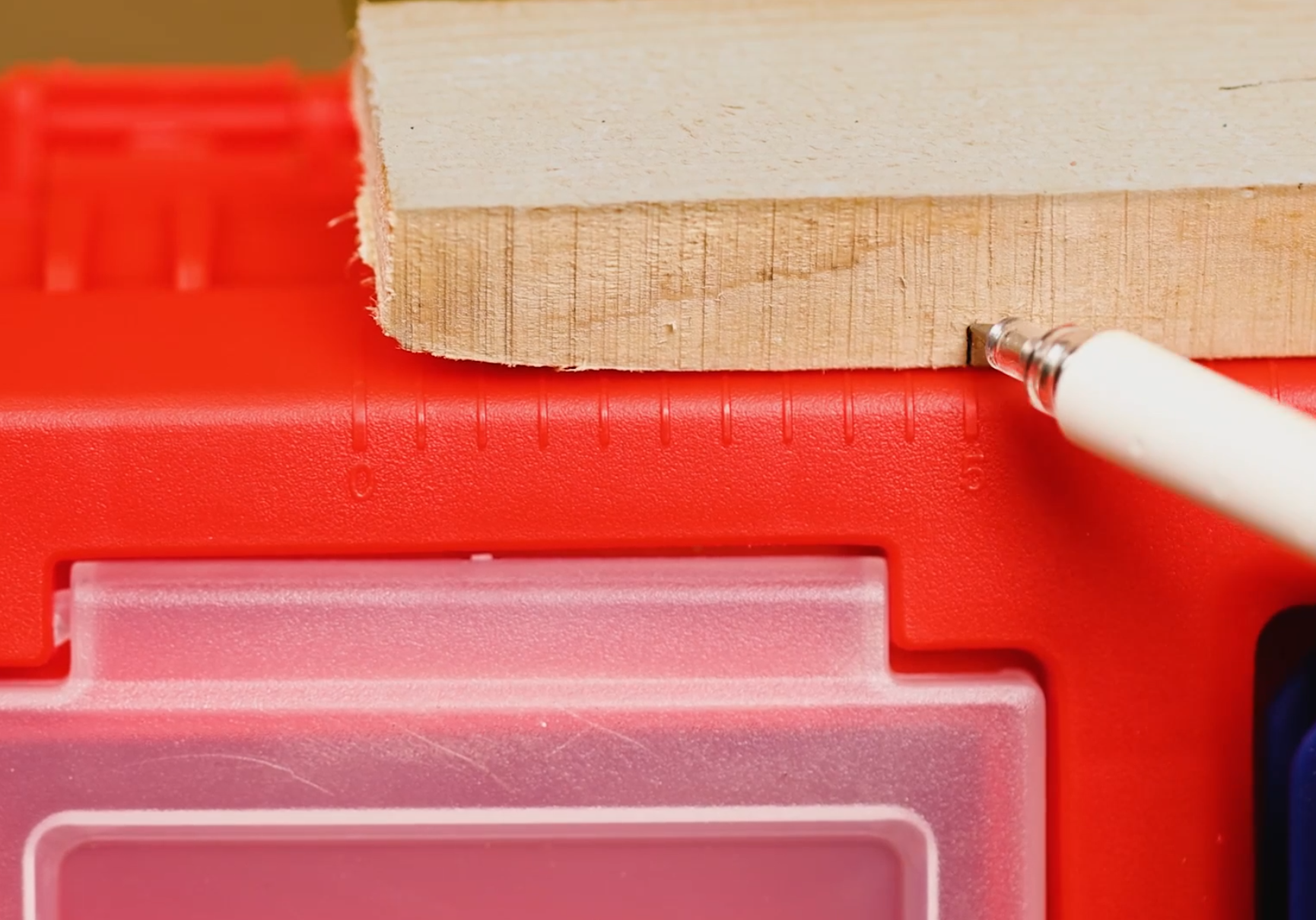 Boîte à outils en plastique EMTOP 14" Charge maximale 10Kg Boucle en métal Poignée haute résistance Couvercle supérieur avec trois zones de rangement Contient 1 plateau en plastique